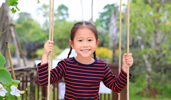 Bliska Szczęśliwy Małe Dziecko Azjatyckie Dziewczyna Gry Siedzi Huśtawce Parku — Zdjęcie stockowe