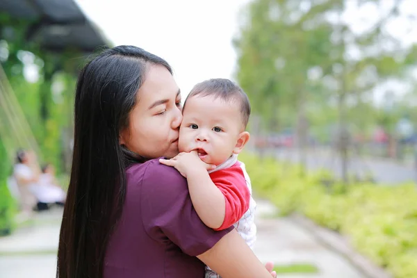 Potret Bayi Laki Laki Mengisap Jari Dengan Ibu Asia Membawa — Stok Foto