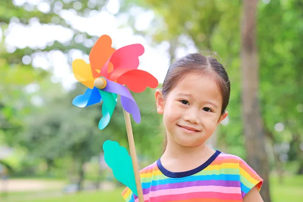 Heureux Asiatique Enfant Fille Avec Éolienne Dans Jardin — Photo