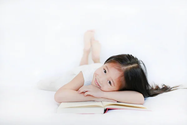 Adorável Menina Asiática Com Capa Dura Livro Deitado Cama Olhando — Fotografia de Stock