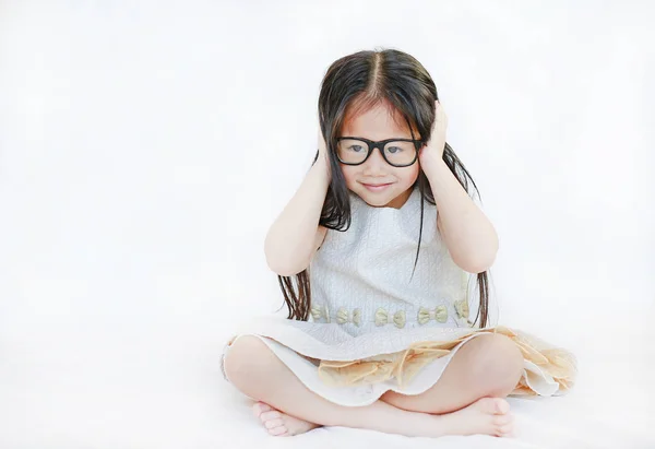 Πορτρέτο Της Ασίας Παιδί Κοριτσάκι Φοράει Γυαλιά Άσπρο Φόντο — Φωτογραφία Αρχείου