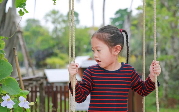 Retrato Pouco Ásia Criança Menina Jogar Sentado Balanço Natureza Parque — Fotografia de Stock