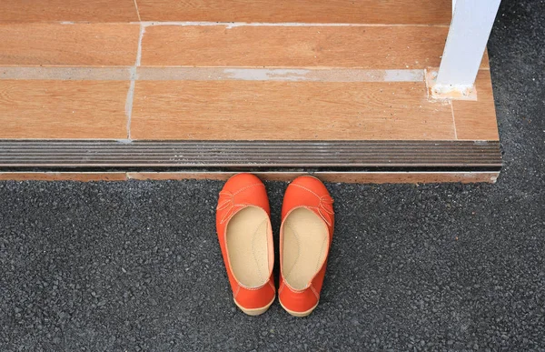 Πορτοκαλί Δερμάτινη Γυναικεία Παπούτσια Τοποθετώντας Μπροστά Σκαλοπατιών — Φωτογραφία Αρχείου