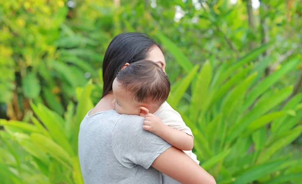 Azjatycka Matka Niosąca Jej Niemowlę Chłopca Zielonym Ogrodzie — Zdjęcie stockowe
