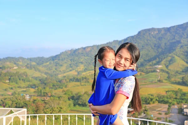 Asiática Mãe Abraçar Sua Filha Com Amor Varanda Encosta — Fotografia de Stock