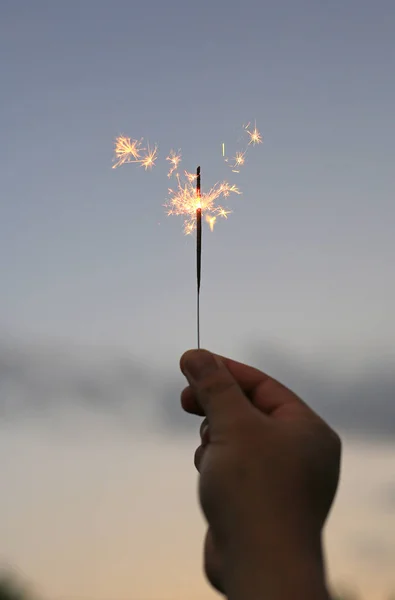 Fundo Das Pessoas Mão Estão Brincando Com Faíscas Fogo Escuro — Fotografia de Stock