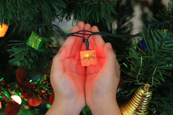 Çocuk Holding Sihirli Hediyelik Noel Dekoratif Ellerini Mutlu Noeller Mutlu — Stok fotoğraf