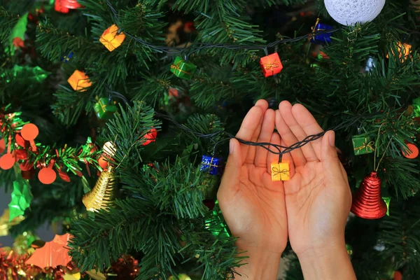 Sihirli Noel Hediyesi Dekoratif Holding Eller Mutlu Noeller Mutlu Yeni — Stok fotoğraf