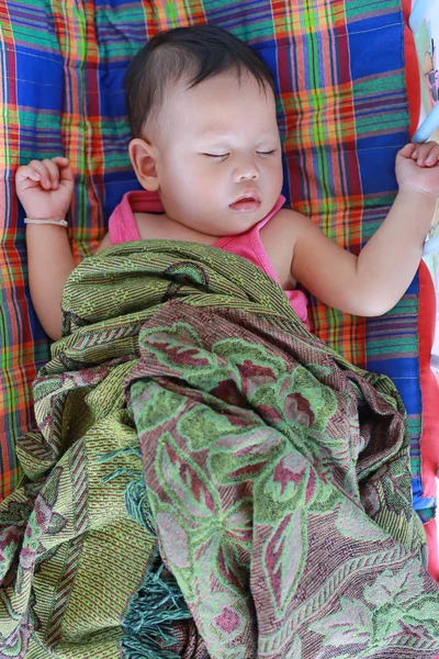 Малыш Спит Кровати Одеялом — стоковое фото