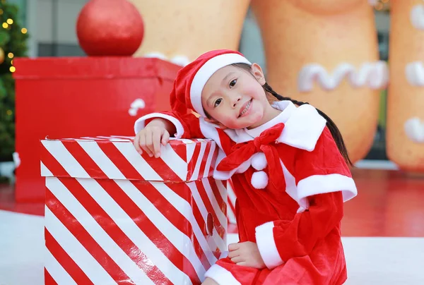 Gelukkig Schattig Klein Aziatisch Kinderen Meisje Santa Kostuum Met Doos — Stockfoto