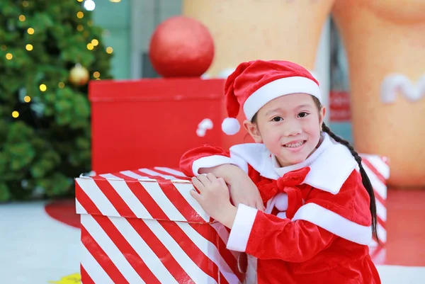 Feliz Linda Niña Asiática Traje Santa Con Caja Regalo Cerca —  Fotos de Stock