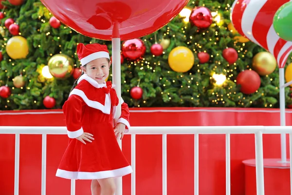 Усміхаючись Малюка Дівчинка Костюмі Санта Різдвяні Тла Святом Різдвом — стокове фото