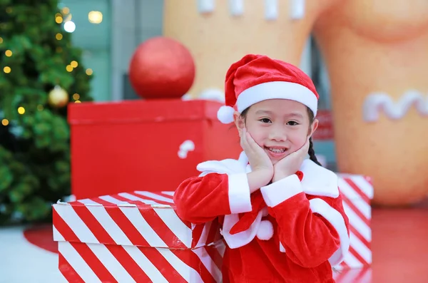 Mutlu Sevimli Küçük Asyalı Çocuk Kız Noel Baba Kostümlü Hediye — Stok fotoğraf