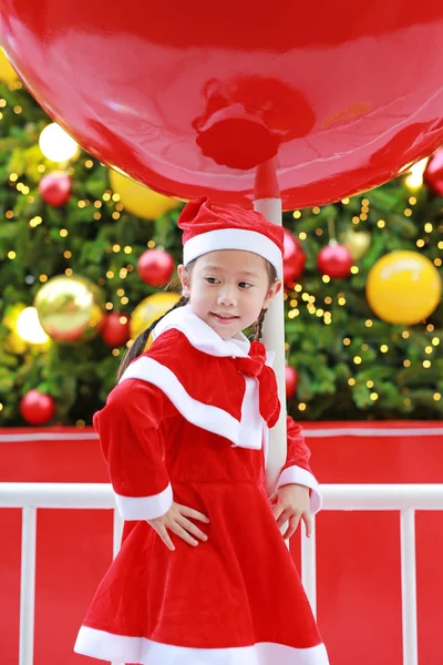 Gyerek Lány Santa Kalap Szórakozás Karácsonykor Vidám Karácsony Háttere — Stock Fotó