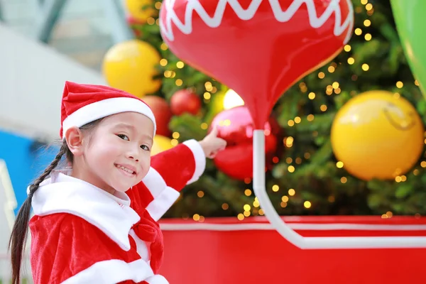 Entzückendes Kleines Mädchen Weihnachtsmannkostüm Mit Weihnachtlichem Hintergrund Frohe Weihnachten Winterferienkonzept — Stockfoto