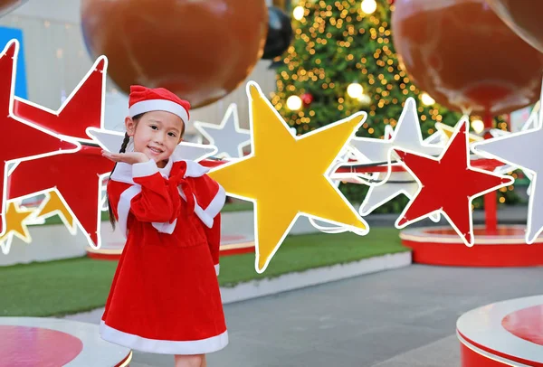 Kid Flicka Santa Hatt Poser Och Kul Juletid Merry Xmas — Stockfoto