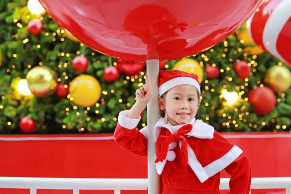 Дитина Дівчина Санта Hat Пози Веселощі Різдво Різдвом Xmas Фону — стокове фото