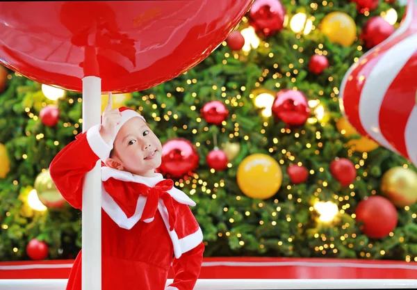 Дитина Дівчина Санта Hat Пози Веселощі Різдво Різдвом Xmas Фону — стокове фото