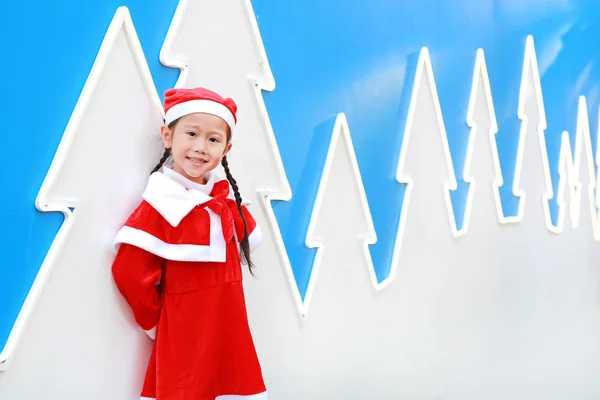 Felice Carino Bambina Asiatica Costume Babbo Natale Vicino All Albero — Foto Stock