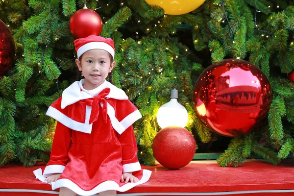 Glimlachend Kind Meisje Santa Kostuum Met Kerstmis Achtergrond Vrolijk Kerstfeest — Stockfoto