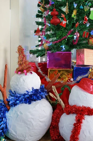 Weihnachtsbaum Mit Dekorationsartikeln Für Weihnachten Und Winter Hintergrund Schneemann — Stockfoto