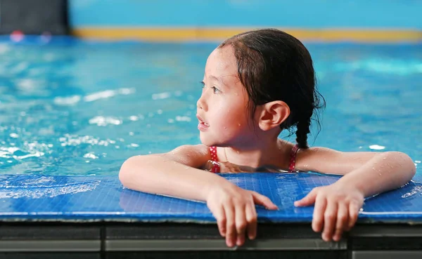 Retrato Una Niña Asiática Feliz Aprendiendo Nadar Piscina Primer Plano — Foto de Stock