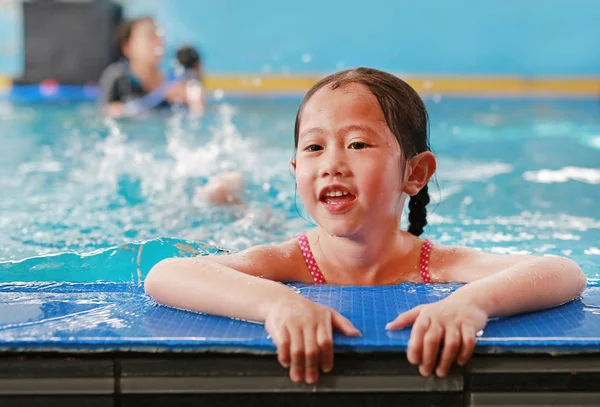 Retrato Una Niña Asiática Feliz Aprendiendo Nadar Piscina Primer Plano — Foto de Stock