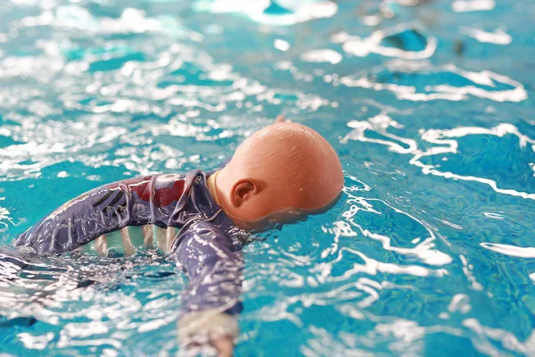 Dummy Annegamento Formazione Baby Doll Galleggiante Piscina — Foto Stock