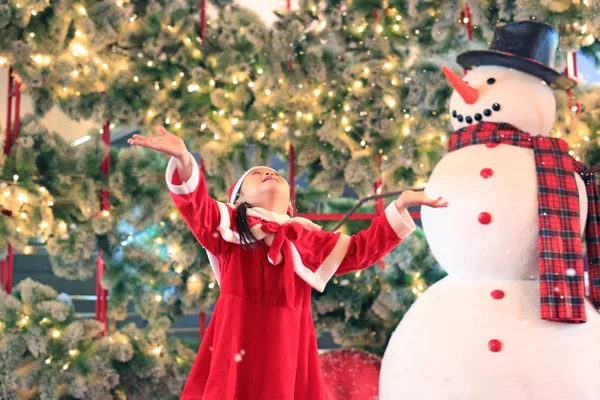 Menina Pequena Feliz Vestido Traje Santa Diverte Brincar Com Neve — Fotografia de Stock