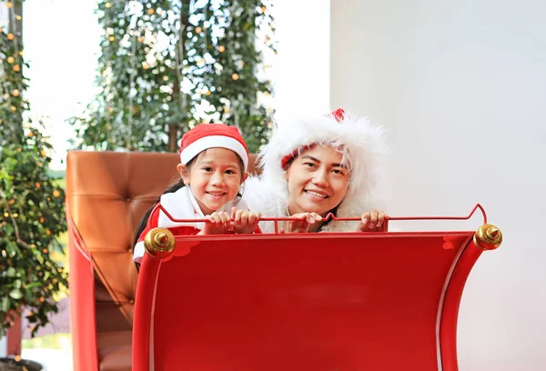 Glada Lilla Barnflickan Och Hennes Mor Santa Kostym Klä Sitter — Stockfoto