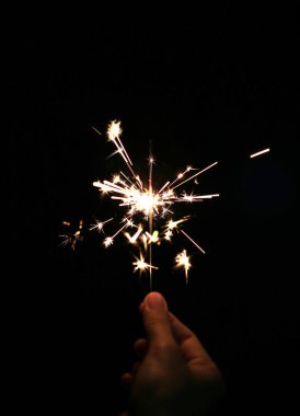 Arka plan insanlar el ateş maytap Festivali'nde kara günü ile oynuyor.