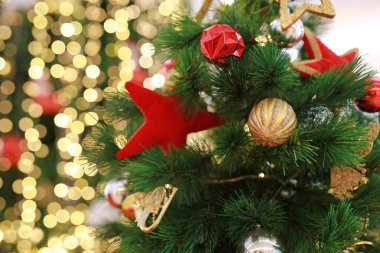 Noel topları ve çam ağacı dalları üzerinde asılı ışık. Xmas kış arka plan.