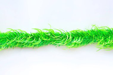 Yeşil renk kürk veya Noel ağacı tinsel garland beyaz arka plan üzerinde grup. Noel ve yeni yıl kutlama.