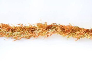 Kürk ya da Noel ağacı tinsel garland beyaz zemin üzerine altın renkleri grup. Noel ve yeni yıl kutlama.