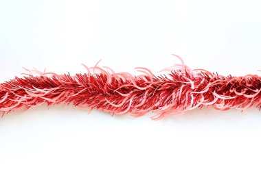 Kürk ya da Noel ağacı tinsel garland beyaz zemin üzerine kırmızı renkler grup. Noel ve yeni yıl kutlama.