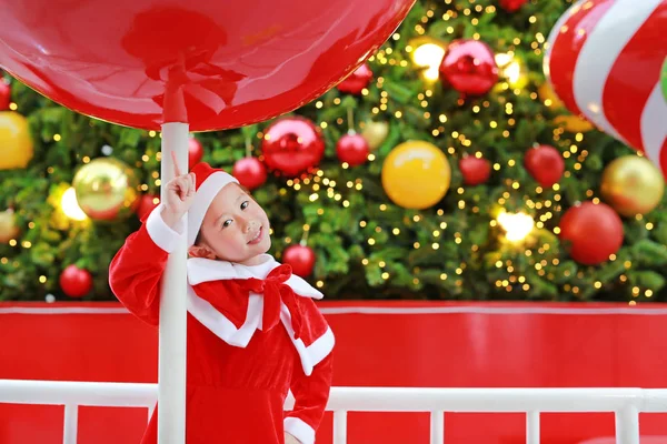 Чарівної Маленької Дівчинкою Дитини Санта Костюм Подарунок Різдвяний Фону Різдвом — стокове фото