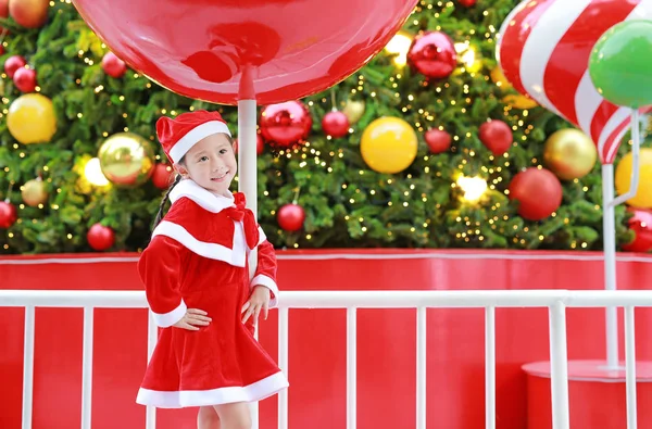 Усміхаючись Малюка Дівчинка Костюмі Санта Різдвяні Тла — стокове фото
