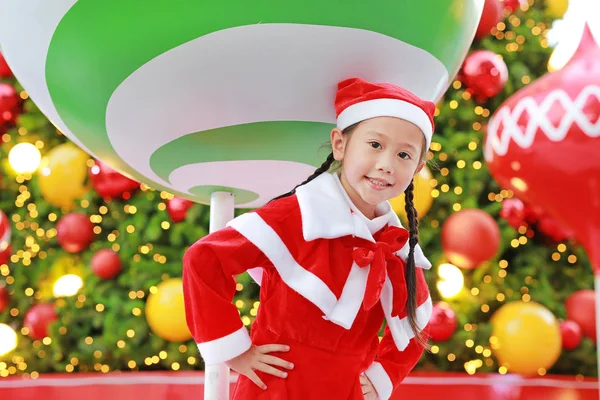 Feliz Linda Niña Asiática Traje Santa Cerca Del Árbol Navidad —  Fotos de Stock