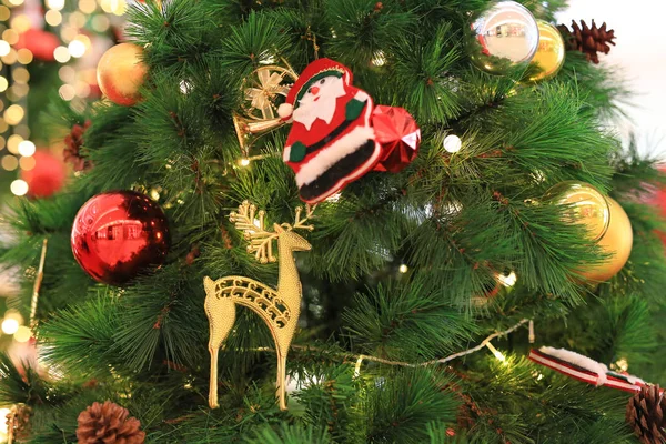 クリスマス ボールと松の木の枝にぶら下がっている光 クリスマス冬の背景 — ストック写真