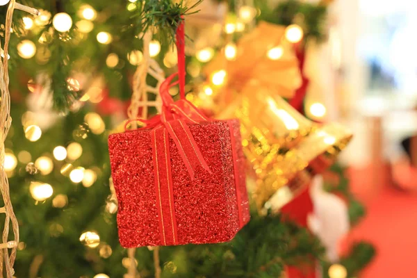 Weihnachtsdekoration Mit Licht Für Den Weihnachtlichen Hintergrund Kiefer Mit Roter — Stockfoto