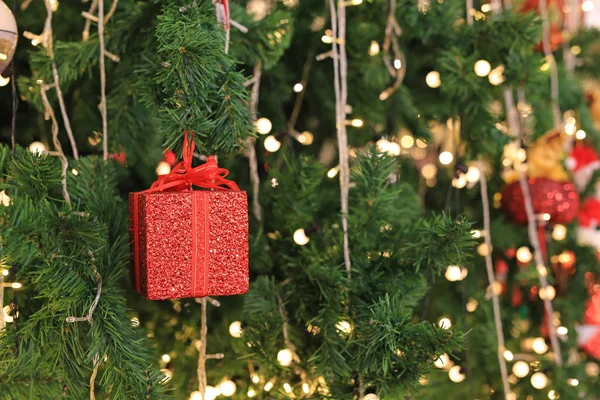 Boże Narodzenie Elementy Dekoracyjne Światła Tle Xmas Drzewo Sosny Czerwone — Zdjęcie stockowe