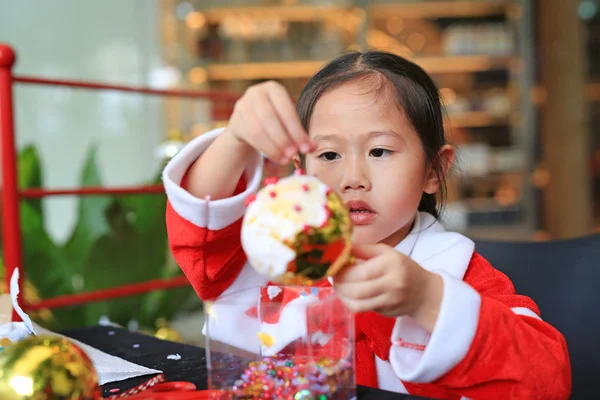 可爱的小女孩做圣诞球装饰饰品 手工新年装饰 — 图库照片