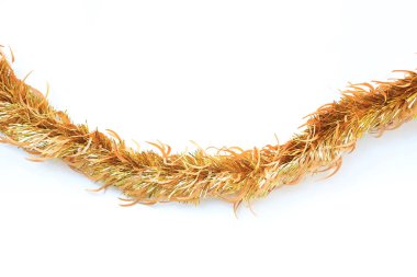 Kürk ya da Noel ağacı tinsel garland beyaz zemin üzerine altın renkleri grup. Noel ve yeni yıl kutlama.