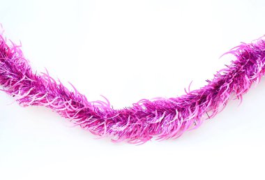 Pembe renk kürk veya Noel ağacı tinsel garland beyaz arka plan üzerinde grup. Noel ve yeni yıl kutlama.