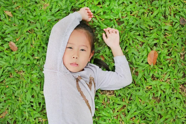 Retrato Bonito Pouco Ásia Criança Menina Deitado Verde Gramado Com — Fotografia de Stock