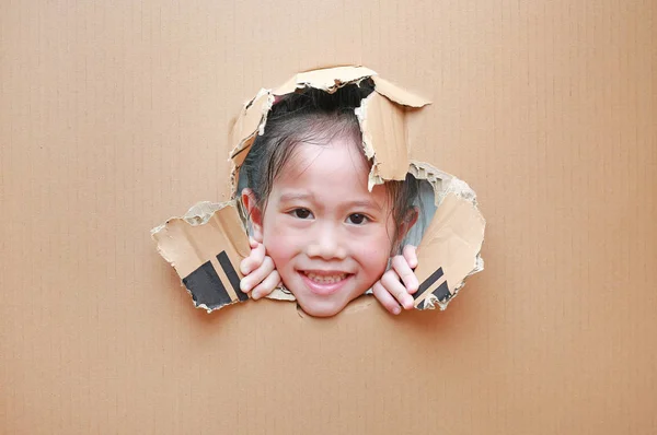Χαμογελαστό Κοριτσάκι Παιδί Ασίας Αναζητούν Μέσα Από Την Τρύπα Στο — Φωτογραφία Αρχείου