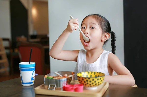 Портрет Маленькой Азиатской Девочки Завтракающей Утром — стоковое фото