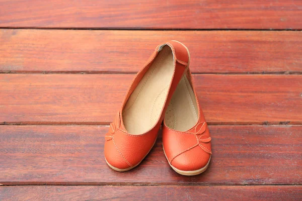 Ahşap Üzerine Turuncu Deri Kadın Ayakkabı — Stok fotoğraf