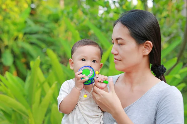 Young Asian Mother Carrying Her Baby Boy Playing Pongapaeng Toys — Stock Photo, Image