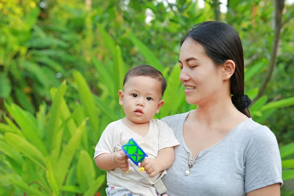 Młoda Matka Azji Niosąc Jej Synka Odtwarzanie Pongapaeng Zabawki Chińskie — Zdjęcie stockowe